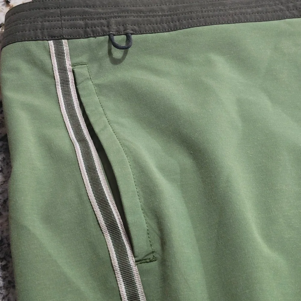 Roark Mens Chiller Mixtape Performance Boardshorts Jungle Green 38W 6.5
